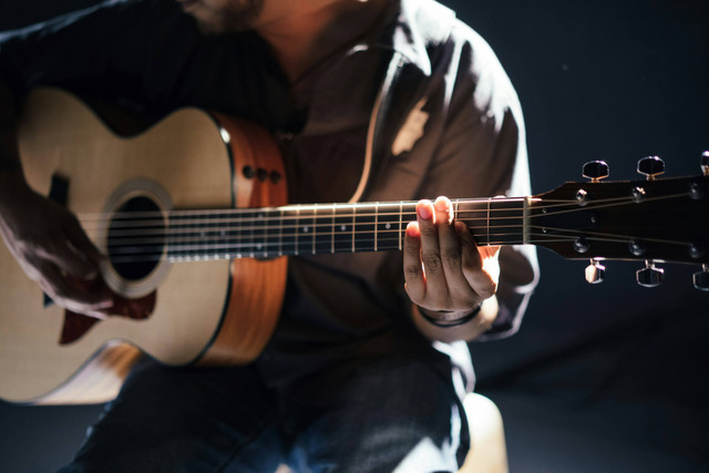 Ilustrasi penyebab tidak berkembangnya musik tradisional masyarakat, foto: unsplash/Gabriel Gurrola