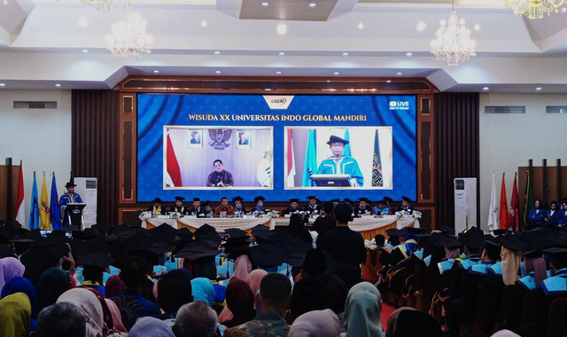 Menteri BUMN Erick Thohir saat hadir dalam Wisuda ke-XX Universitas Indo Global Mandiri (UIGM) di Palembang via zoom. Foto : Abdullah Toriq/Urban Id