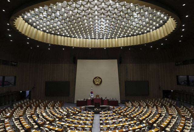 Suasana aula tempat berlangsungnya sidang pleno pemakzulan Presiden Korea Selatan Yoon Suk Yeol di Majelis Nasional, Seoul, Korea Selatan, Sabtu (7/12/2024). Foto: Jeon Heon-kyun/Pool via Reuters