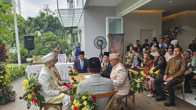 Jokowi dan Ridwan Kamil jadi saksi menikah pasangan relawan GK Center di Bumi Harum Manis Garden, Lebak Bulus, Jakarta Selatan, pada Sabtu (7/12/2024).  Foto: Dok. Istimewa