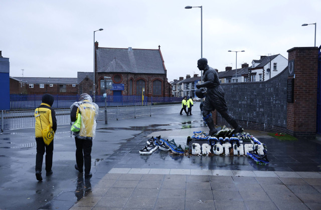 Pemandangan umum di luar stadion setelah pertandingan ditunda karena cuaca buruk akibat badai Darragh. Foto: Hannah McKay/REUTERS