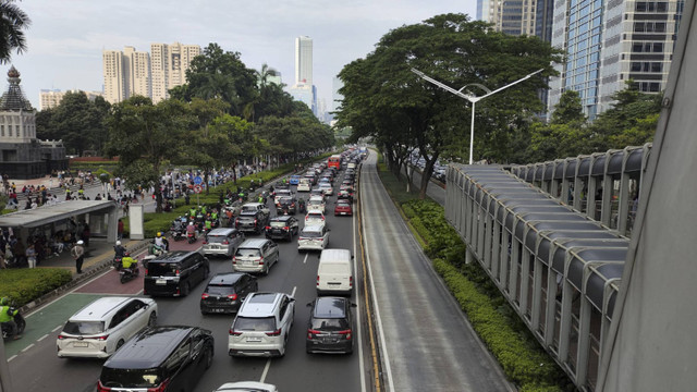 Kepadatan arus lalu lintas terjadi menjelang Natal Tiberias di sekitar Gelora Bung Karno (GBK), Jakarta Pusat, Sabtu (7/12/2024). Foto: Jonathan Devin/kumparan