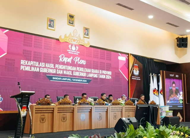 Rapat pleno rekapitulasi hasil perhitungan suara Pemilihan Gubernur dan Wakil Gubernur Lampung Tahun 2024 diselenggarakan oleh KPU Provinsi Lampung | Foto : Eka Febriani / Lampung Geh