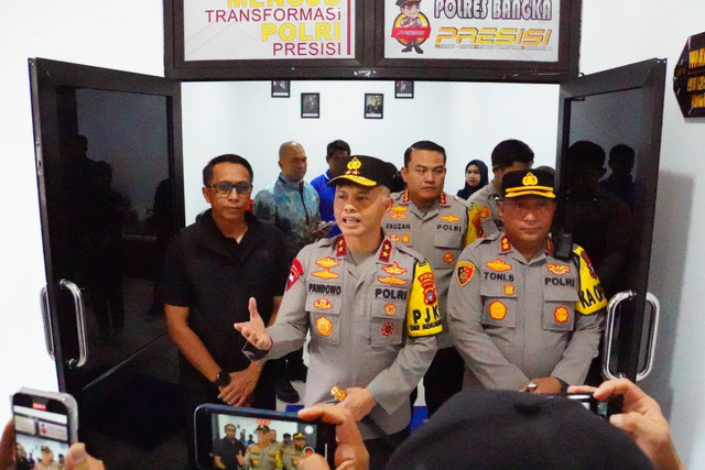 Kapolda Bangka Belitung, Irjen Hendro Pandowo,memberikan keteranan kepada wartawan usai temui ibu dan anak yang disekap di kandang anjing. Foto: Dok. Istimewa