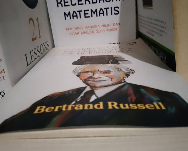 Buku Bertrand Russell (Sumber: Dokumentasi pribadi oleh Erlina Intan) 