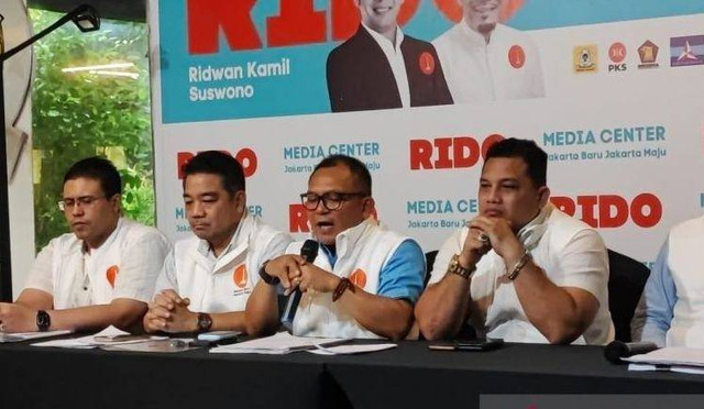 Sekretaris Tim Pemenangan Ridwan Kamil-Suswono (RIDO) Basri Baco saat jumpa pers di Kantor DPD Golkar DKI, Cikini, Sabtu (7/12/2024). Dok: ANTARA/Syaiful Hakim