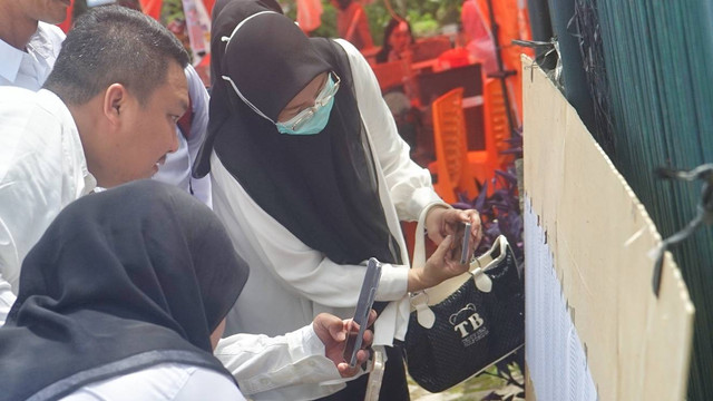 Sejumlah pegawai honorer Sumsel yang tengah mengecek nomor seleksi PPPK yang digelar oleh BKN di Gedung Serbaguna RM Sri Melayu Palembang, Sabtu (7/12) Foto: ary/urban id