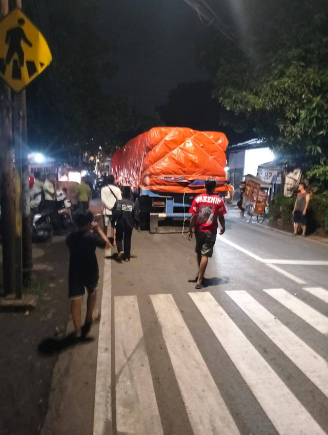 Evakuasi truk yang mogok di Kembangan Selatan, Jakarta Barat, Sabtu (7/12). Foto: Dok. Istimewa