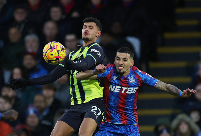 Daniel Munoz dari Crystal Palace berusaha merebut bola yang dikuasi oleh Matheus Nunes dari Manchester City di Selhurst Park, London, Inggris, 7 Desember 2024. Foto: Reuters/Paul Childs