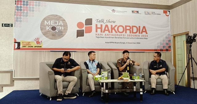 Moderator dan Narasumber di kegiatan Talk Show Hakordia 2024 di KPPN Muara Bungo (sumber: Tim Media KPPN Muara Bungo)