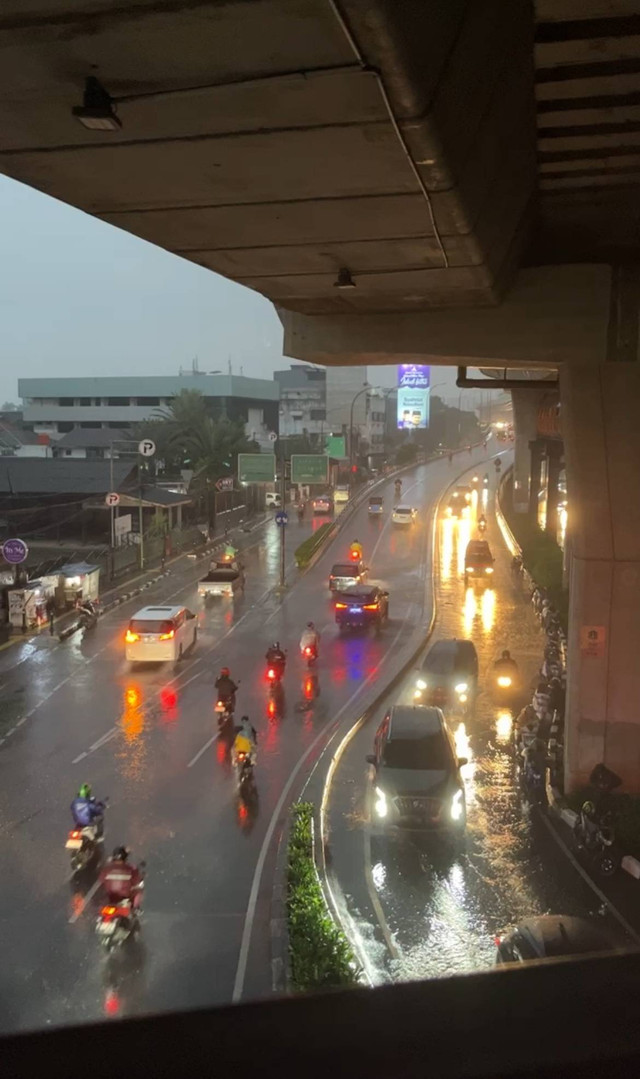 Pengendara motor berteduh di bawah flyover. Foto: Ferdy Saputra, 2024