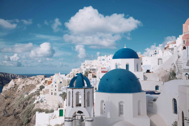 Halal Travel: Menjawab Kebutuhan Wisatawan Muslim Modern,       https://www.pexels.com/id-id/foto/foto-santorini-yunani-1010657/