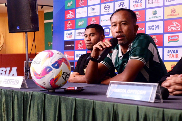 Asisten pelatih Persebaya Uston Nawawi (pegang microphone). Foto: Masruroh/Basra