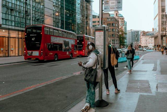 Cara naik BST Solo. Foto hanya ilustrasi, bukan bus yang sebenarnya. Sumber: Pexels/Wender Junior Souza Vieira