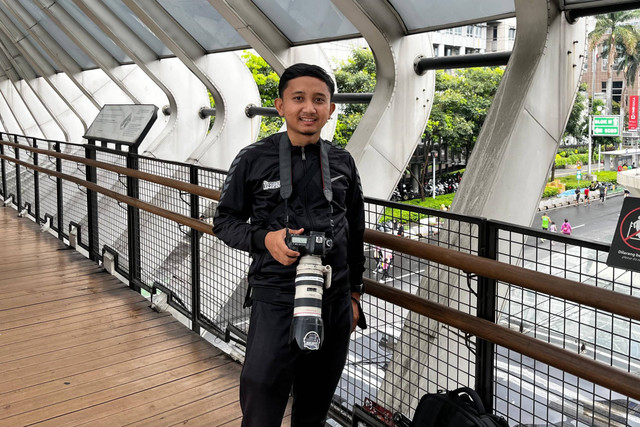 Ardi, fotografer di CFD Jakarta, Minggu (8/12/2024). Foto: Rayyan Farhansyah/kumparan