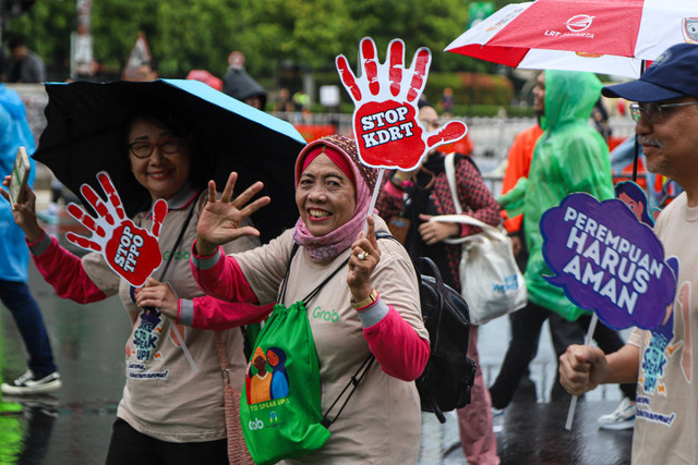 Sejumlah warga mengikuti jalan santai dan kampanye peringatan 16 Hari Anti Kekerasan terhadap Perempuan (HAKtP) di Car Free Day, Bundaran HI, Jakarta, Minggu (8/12/2024). Foto: Iqbal Firdaus/kumparan