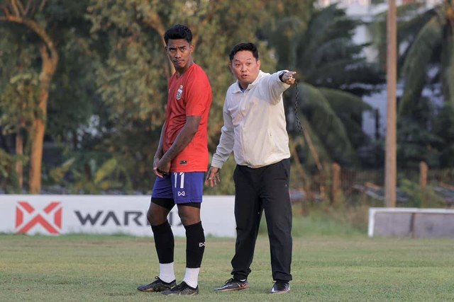 Pelatih Timnas Myanmar, Myo Hlaing Win (kanan), beri instruksi kepada Maung Maung Lwin. Foto: Myanmar Football Federation