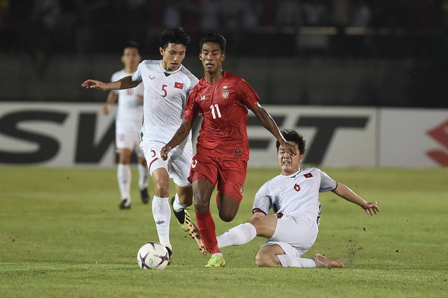 Pemain Timnas Myanmar Maung Maung Lwin berusaha melewati pemain Timnas Vietnam pada pertandingan Piala AFF 2018 di Stadion Thuwanna YTC, Yangon, Myanmar, pada 20 November 2018 Foto: Ye Aung Thu / AFP