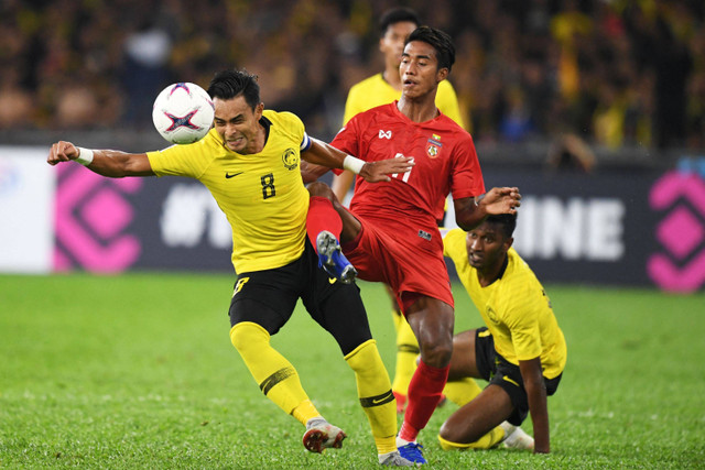 Pemain Timnas Myanmar Maung Maung Lwin berusaha melewati pemain Timnas Malaysia pada pertandingan Piala AFF 2018 di Stadion Nasional Bukit Jalil, Kuala Lumpur, Malaysia, pada 24 November 2018. Foto: Mohd RASFAN / AFP