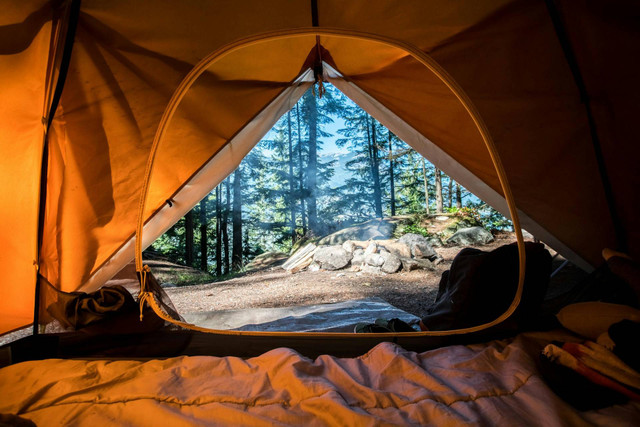 rekomendasi tempat camping di Malang. Foto hanya ilustrasi, bukan tempat sebenarnya. Sumber: Unsplash/ scott goodwill