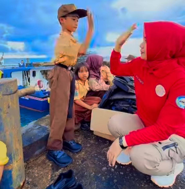 Kepala Dinas Pendidikan dan Kebudayaan Provinsi Kalimantan Barat, Rita Hastarita saat bertemu dengan anak-anak di Pulau karimata. Foto; Dok. Instagram @rita_bersamakalian