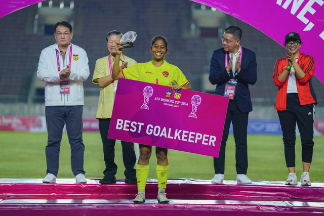 Kiper Timnas Wanita Indonesia, Laita Roati, saat mendapat penghargaan Best Goalkeeper di ASEAN Women's Cup 2024. Foto: PSSI