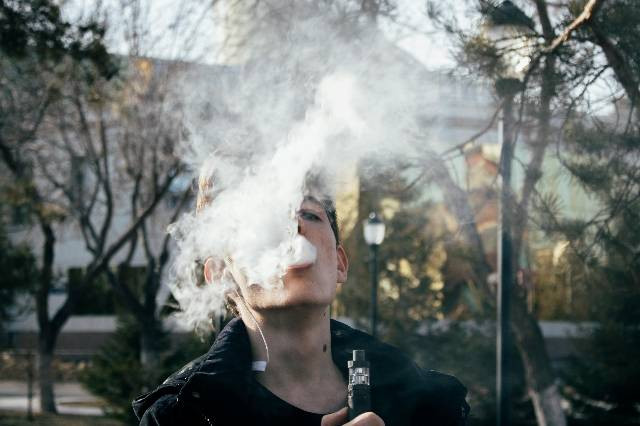 Ilustrasi menggunakan vape (Sumber: https://www.pexels.com/photo/photography-of-a-man-using-vape-1005486/)