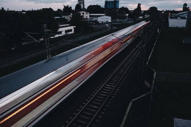 Ilustrasi Rute Kereta Bandara Soekarno Hatta. Foto hanya ilustrasi, bukan tempat sebenarnya. Foto: dok. Unsplash/Thanos Pal