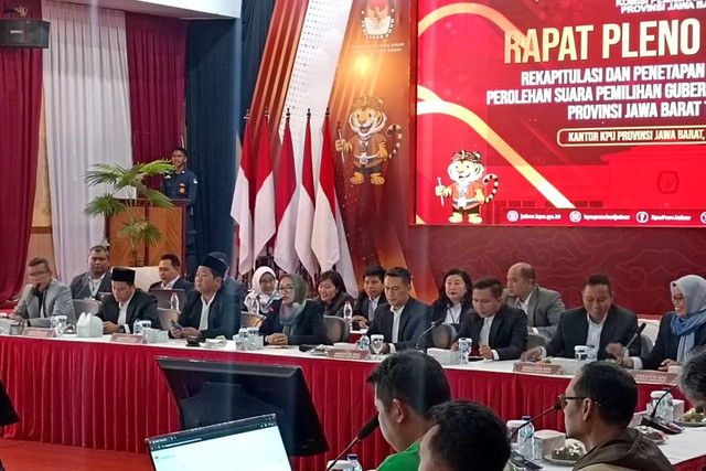 Rapat Pleno hasil rekapitulasi perhitungan suara Pilgub Jawa Barat 2024 di Bandung, Minggu (8/12/2024). Foto: Robby Bouceu/kumparan