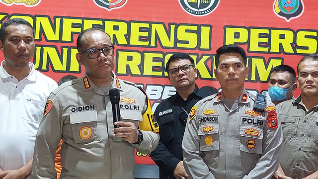 Kapolrestabes Medan Kombes Pol Gidion Arif Setyawan (kiri) saat mengungkap kasus penggelapan mobil yang dilakukan seorang PNS berinisial R, Sabtu (7/12/2024). Foto: Dok. Istimewa