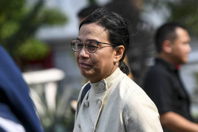 Menteri Keuangan Sri Mulyani Indrawati berjalan usai mengikuti rapat yang dipimpin Presiden Prabowo Subianto di Kompleks Istana Kepresidenan, Jakarta, Selasa (29/10/2024). Foto: Hafidz Mubarak A/Antara Foto