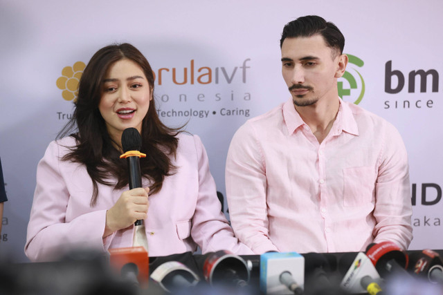 Artis Jessica Iskandar bersama suami Vincent Verhaag saat konferensi pers terkait kelahiran anak ke tiga di RSU Bunda Menteng, Jakarta, Minggu, (8/12/2024). Foto: Agus Apriyanto