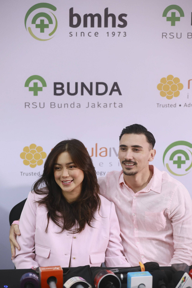 Artis Jessica Iskandar bersama suami Vincent Verhaag saat konferensi pers terkait kelahiran anak ke tiga di RSU Bunda Menteng, Jakarta, Minggu, (8/12/2024). Foto: Agus Apriyanto