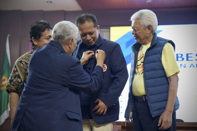 Ferry Juliantono resmi menjadi Ketua Umum IKA Unpad periode 2024-2028, pada Minggu (8/21/2024). Foto: Dok. Kementerian Koperasi