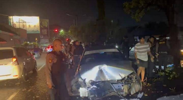 Mobil yang terlibat kecelakaan di Jalan Tengku Umar. | Foto: Istimewa 