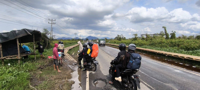 Jembatan dari kayu di pinggir kiri dan kanan jalan yang dibuat warga Desa Galang. Foto: Muhammad Zain/Hi!Pontianak