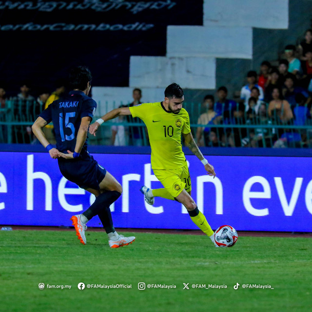 Duel Takaki Ose dan Endrick dos Santos saat Kamboja vs Malaysia dalam laga matchday pertama Grup A Piala AFF 2024 di Stadion Olimpiade Phnom Penh, Minggu (8/12). Foto: FA Malaysia