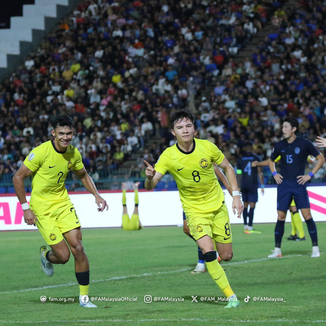 Selebrasi gol Stuart Wilkin (tengah) saat Kamboja vs Malaysia dalam laga matchday pertama Grup A Piala AFF 2024 di Stadion Olimpiade Phnom Penh, Minggu (8/12). Foto: FA Malaysia