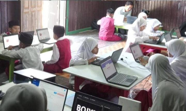 ilustrasi menggunakan perkembangan digital pada bidang pendidikan (sumber : dokumen pribadi)