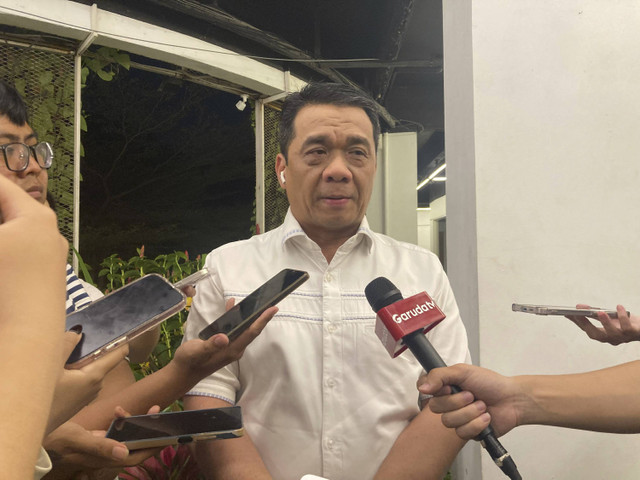 Ketua Tim Pemenangan Ridwan Kamil-Suswono, Ahmad Riza, menjawab pertanyaan wartawan di DPD Golkar Cikini, Jakarta Pusat, Minggu malam (8/12/2024). Foto: Alya Zahra/kumparan 