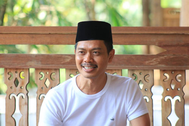 Pengasuh Pondok Pesantren Bina Insan Mulia Cirebon, KH Imam Jazuli, saat memberikan keterangan pers. Foto: Tarjoni/Ciremaitoday