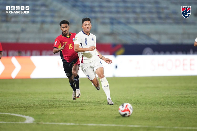 Santiago da Costa dan Patrik Gustavsson kejar bola saat Timor Leste vs Thailand dalam laga matchday pertama Grup A Piala AFF 2024 di Hang Day Stadium, Hanoi, Minggu (8/12). Foto: Changsuek (FA Thailand)