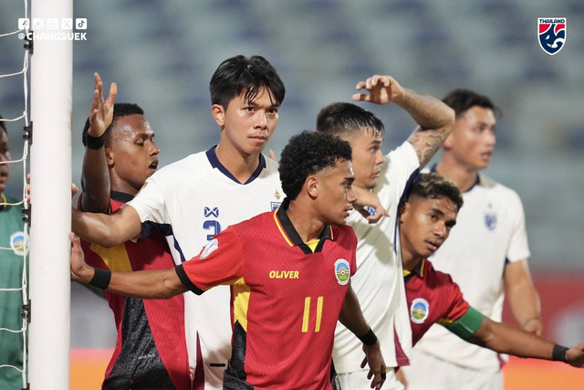 Timor Leste vs Thailand dalam laga matchday pertama Grup A Piala AFF 2024 di Hang Day Stadium, Hanoi, Minggu (8/12). Foto: Changsuek (FA Thailand)