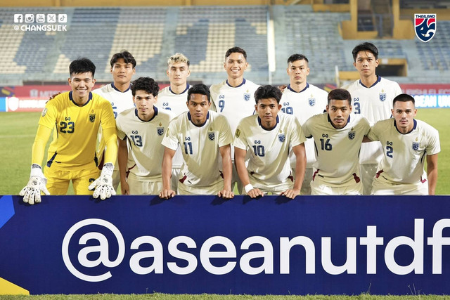 Timnas Thailand jelang lawan Timor Leste dalam laga matchday pertama Grup A Piala AFF 2024 di Hang Day Stadium, Hanoi, Minggu (8/12). Foto: Changsuek (FA Thailand)