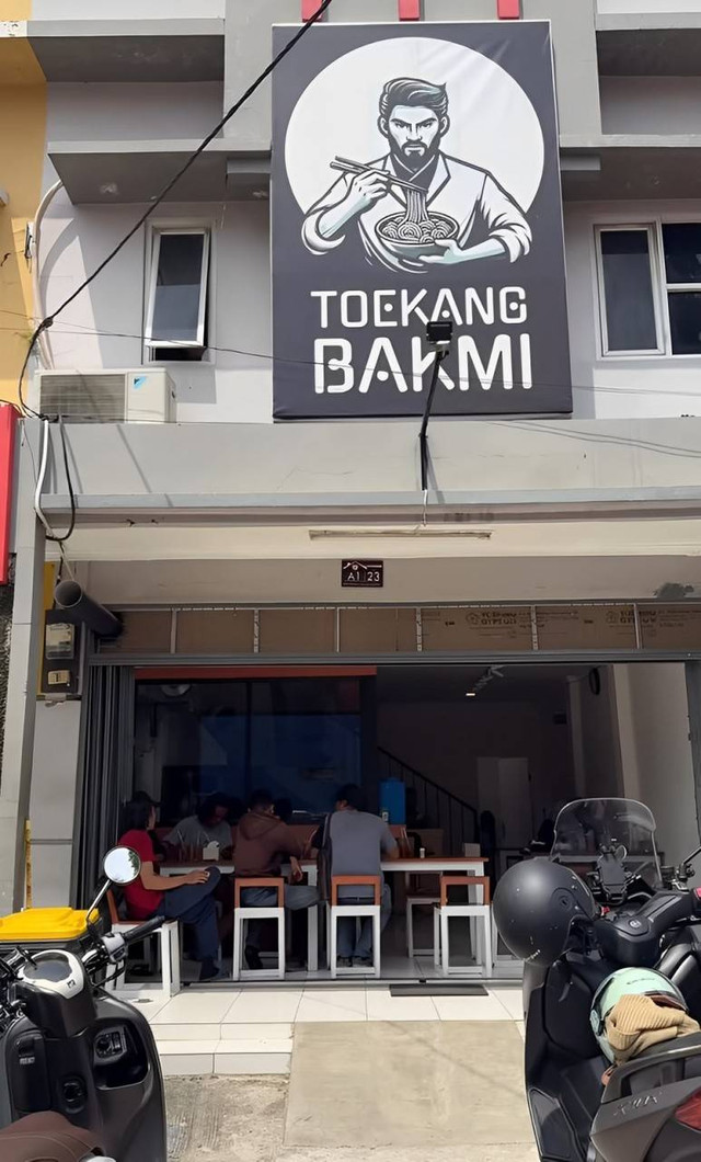 Ruko Kedai Toekang Bakmi yang sedang ramai pengunjung. Foto: Sabila Chaerani/Penulis