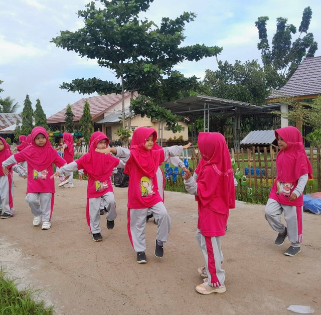 ilustrasi aktivitas olahraga bagi tumbuh kembang anak dengan melakukan kegiatan senam bersama.(sumber : di ambil pada tanggal 19 november 2024 di TK AZZAHRA.