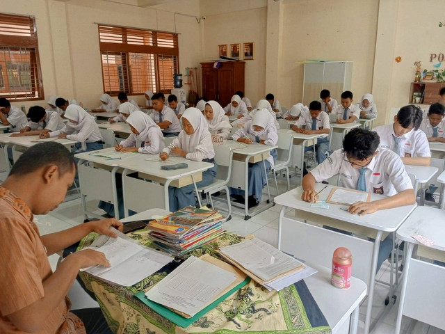 Kegiatan Penilaian Sumatif Akhir Semester (PSAS) tahun pelajaran 2024/2025, di SMA Negeri 1 Brebes. selasa (3/12/2024). foto: Titania Nelvi Safira