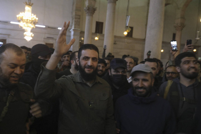 Pemimpin kelompok Islamis Suriah Hayat Tahrir al-Sham (HTS) Ahmed al-Sharaa, tiba di Masjid Umayyah, Suriah, Minggu (8/12/2024). Foto: ABDULAZIZ KETAZ/AFP