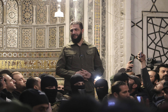 Pemimpin kelompok Islamis Suriah Hayat Tahrir al-Sham (HTS) Ahmed al-Sharaa, berpidato di Masjid Umayyah, Suriah, Minggu (8/12/2024). Foto: ABDULAZIZ KETAZ/AFP