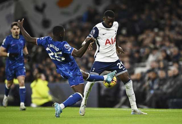 Pemain Chelsea Moises Caicedo beraksi dengan pemain Tottenham Hotspur Pape Matar Sarr pada pertandingan Liga Inggris antara Tottenham Hotspur melawan Chelsea di Stadion Tottenham Hotspur, London, Inggris, Minggu (8/12/2024). Foto: Dylan Martinez/REUTERS